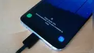 ¿Cómo hacer que tu teléfono hable cuando conectas el cargador?
