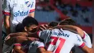 Nacional aplastó 3-0 a Rentistas en la primera final del fútbol uruguayo