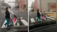 Pareja saca de paseo a su perro en cochecito para bebé en el Centro de Lima