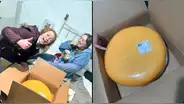 Mujer recibe rueda de queso como regalo en su primera cita