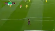 Edinson Cavani anotó un golazo desde media cancha en el regreso de los hinchas
