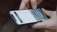 ¿Te equivocas mucho al escribir en tu teléfono? Puede deberse a la pantalla