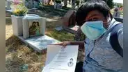 México: joven se vuelve licenciado y lleva título a la tumba de sus padres