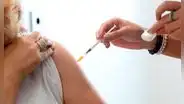 Noruega: algunas mujeres reportan ‘crecimiento’ de seno tras vacuna de Pfizer