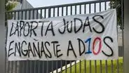 Lionel Messi: aparecen pancartas en el Camp Nou en contra de Joan Laporta