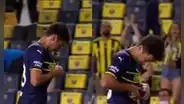 ¿Y el escudo? Famosa marca sacó camisetas sin insignia, pero futbolista del Fenerbahce se olvidó