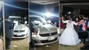 Padrinos sorprenden a pareja de novios al regalarles un auto en su boda