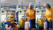Madre utiliza papel higiénico para disfrazarse de minion y jugar con su hijo