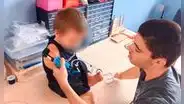 Joven crea prótesis a base de piezas de Lego para niño de ocho años