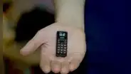 El celular más pequeño del mundo pesa menos de 14 gramos y sirve para cualquier emergencia
