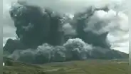 Impactante momento en que volcán Monte Aso entra en erupción, el más grande de Japón