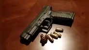 Alec Baldwin: ¿cómo son las armas que se usan en el cine y por qué son peligrosas?