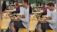Joven visita restaurante al aire libre con su perro y este se comporta de forma ‘engreída’