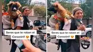 Joven lleva a su perro en la espalda para ir a trabajar y no dejarlo solo en casa