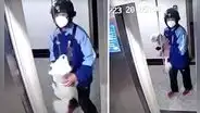 Repartidor salva la vida de un perrito que estaba atrapado en las puertas del ascensor
