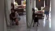 Mujer abraza a su querido perrito para calmarlo debido a un terremoto