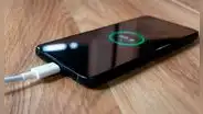 ¿Sabes el truco para que tu teléfono ‘grite’ cuando termine de cargar su batería?