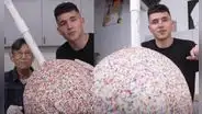 Chefs hicieron una paleta de pastel gigante de 44 kg y ganaron un récord Guinness