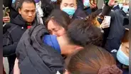 Hombre encuentra a su madre 30 años después de ser secuestrado en China