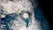 Emiten alerta de tsunami con olas de hasta 3 metros en el Pacífico tras erupción en Tonga