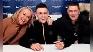 Madre de Phil Foden es golpeada por defender al jugador del Manchester City