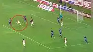 ¡Por poquito! Rodrigo Vilca remató fuertemente y casi marca el 2-1 para Universitario
