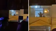 Hombre se suma a la fiesta de sus vecinos desde su vivienda y baila al ritmo de Axé Bahía