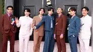 Grammy 2022 con BTS en la alfombra roja: idols cautivan con sus looks y trajes