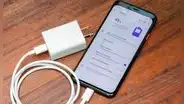 ¿Por qué los teléfonos ya no traen cargador ni audífonos adentro de su caja?
