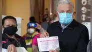 AMLO escribe “¡Viva Zapata!” en boleta de revocación de mandato tal y como lo prometió