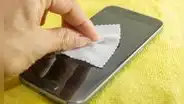 ¿Cómo evitar que tu celular tenga las manchas de tus huellas dactilares?