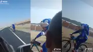 Copiloto se sorprende al encontrar paseando a ‘Sonic’ en bicicleta en plena carretera