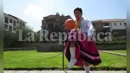 Eva Llaccta es “la reina de las pataditas con pollera” 