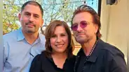 Hombre come gratis al ser confundido con Bono de U2 por los dueños de restaurante