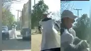Recolector de basura trabaja usando un vestido de novia y su coquetería hace reír a vecinos