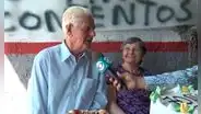 Le tiraba papelitos desde el bus en el que trabajaba y ahora tienen 70 años de casados