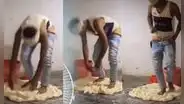 Joven que vende empanadas en la calle es captado preparando la masa con sus pies