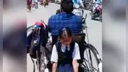 Hombre convierte su silla de ruedas en vehículo para llevar a sus hijos al colegio