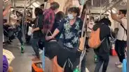 Pasajeros de un tren arman una fiesta y bailan al ritmo de Ráfaga en uno de los vagones