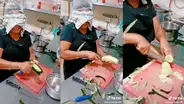 Mujer es puesta a prueba al cortar un pepino con los ojos vendados y ella lo hace a la perfección