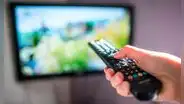 ¿Cómo ver YouTube, Netflix y Disney + en tu televisor que no puede instalar apps o usar wi-fi?