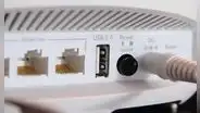 ¿Para qué sirve el puerto USB que se ubica en la parte trasera del router y cómo sacarle provecho?