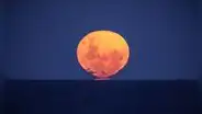 ¿Por qué la Luna parece más grande cuando está cerca del horizonte?