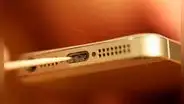 ¿Por qué siempre debes revisar que el puerto de carga de tu teléfono esté limpio?