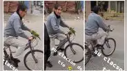 Adulto mayor pasea con su lorito que hace de claxon de bicicleta: “El timbre de Los Picapiedra”