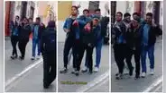 Jóvenes ayudan a su amigo ebrio y lo cargan como anda procesional para llevarlo a casa