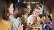 Verdad o reto: 150 preguntas difíciles para hacer en una reunión con tu pareja o amigos