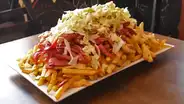 Restaurante peruano premia con S/ 1.000 a clientes que acaben una salchipapa gigante