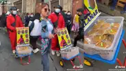 Ambulante se viste como personaje de “El juego del calamar” para vender las famosas galletas