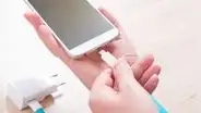 ¿Qué desventajas habría en tu teléfono al usar un cargador y cable que no son de la marca original?